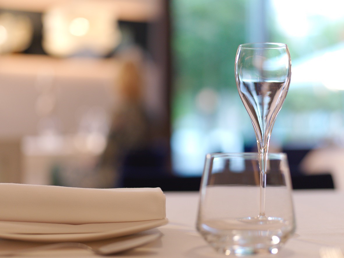 Sofy i fotele do hoteli i lokali gastronomicznych: O czym należy pamiętać?